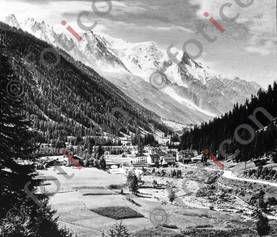 Argentière mit Blick auf den Mont Blanc ; Argentière with views of Mont Blanc - Foto simon-73-012-sw.jpg | foticon.de - Bilddatenbank für Motive aus Geschichte und Kultur